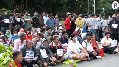 सडकव्यापारीहरु  प्लेकार्ड बोकेर सडकमा उत्रिए