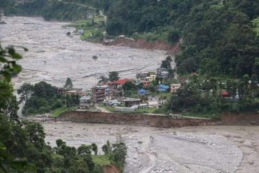 मेलम्चीमा बाढी ग्याल्थुम बजार जोखिममा सडक अवरुद्ध