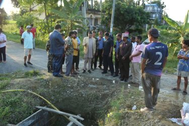 सभामुख घिमिरे आफ्नो निर्वाचन क्षेत्रमा विकास आयोजनाका अवस्था बुझ्दै