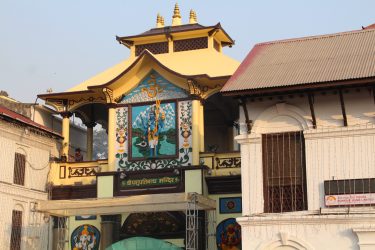 पशुपति मन्दिर भित्र भारतीय युट्युबरको दादागिरी, सुरक्षा निकाय निरीह (भिडियो )