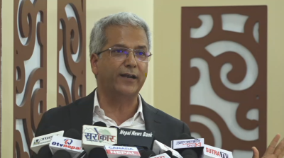 कांग्रेस सभापति देउवालाई मिश्रको कटाक्ष: एउटै व्यक्ति पाँच पटक प्रधानमन्त्री बन्नु लज्जास्पद