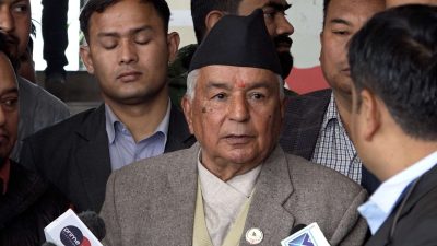 राष्ट्रपति पौडेलले भक्तपुरको नवदुर्गा मन्दिरमा पूजा गर्दै