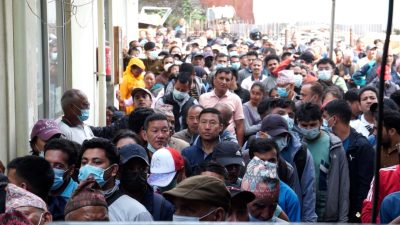 नयाँ नोट साट्न बैंकमा सर्वसाधारणको भिड, यसपाली क्यू आर कोडबाट पैसा साट्न सकिने