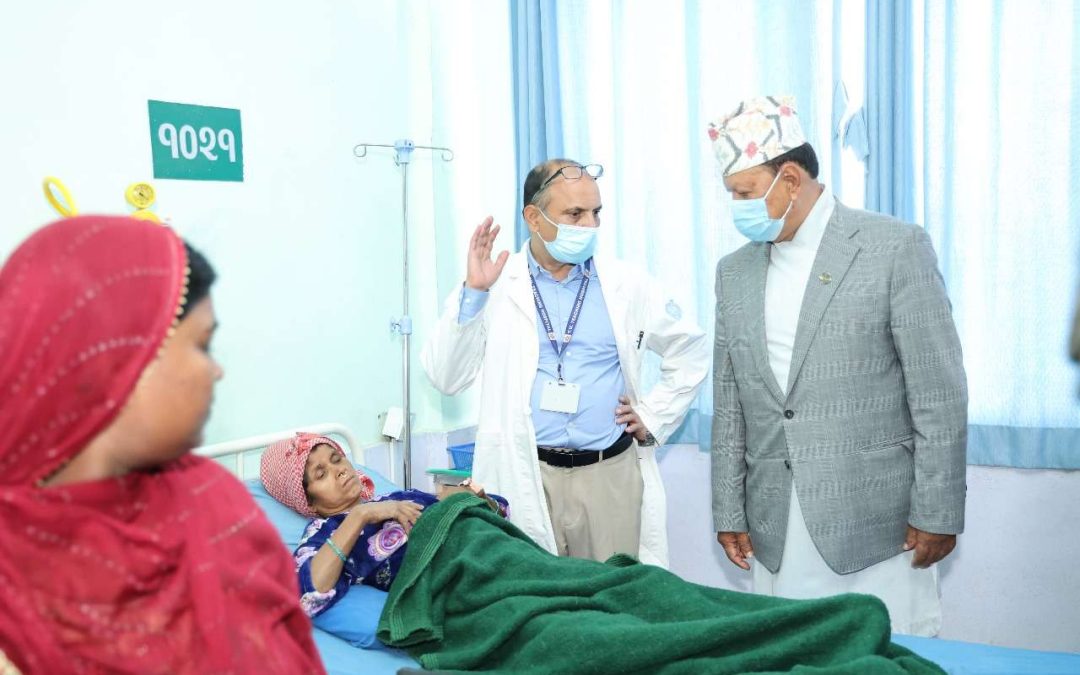 टिचिङमा उपचाररत भूकम्पका घाइतेलाई भेटे स्वास्थ्य मन्त्री बस्नेतले