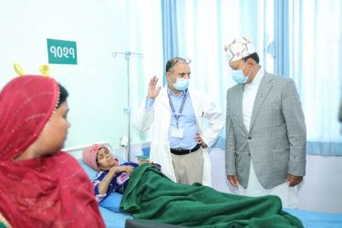 टिचिङमा उपचाररत भूकम्पका घाइतेलाई भेटे स्वास्थ्य मन्त्री बस्नेतले