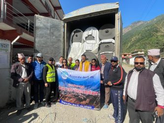 एनआरएन अध्यक्ष शर्मासहितको टोलीले हस्तान्तरण गर्यो राहत सामग्री